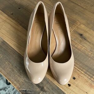 Clarks Women's Nude patent Pumps